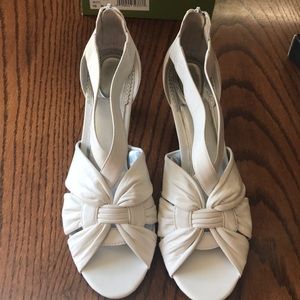 Like new white Trotters size 10N